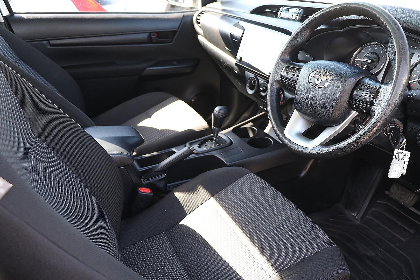 Toyota Hilux image 2