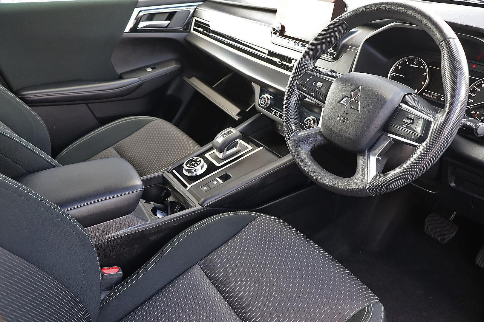 Mitsubishi Outlander image 2