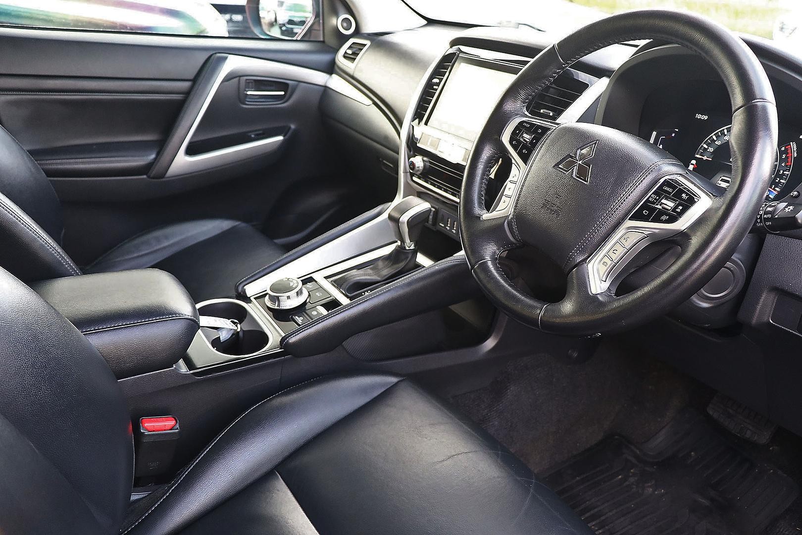 Mitsubishi Pajero Sport image 2