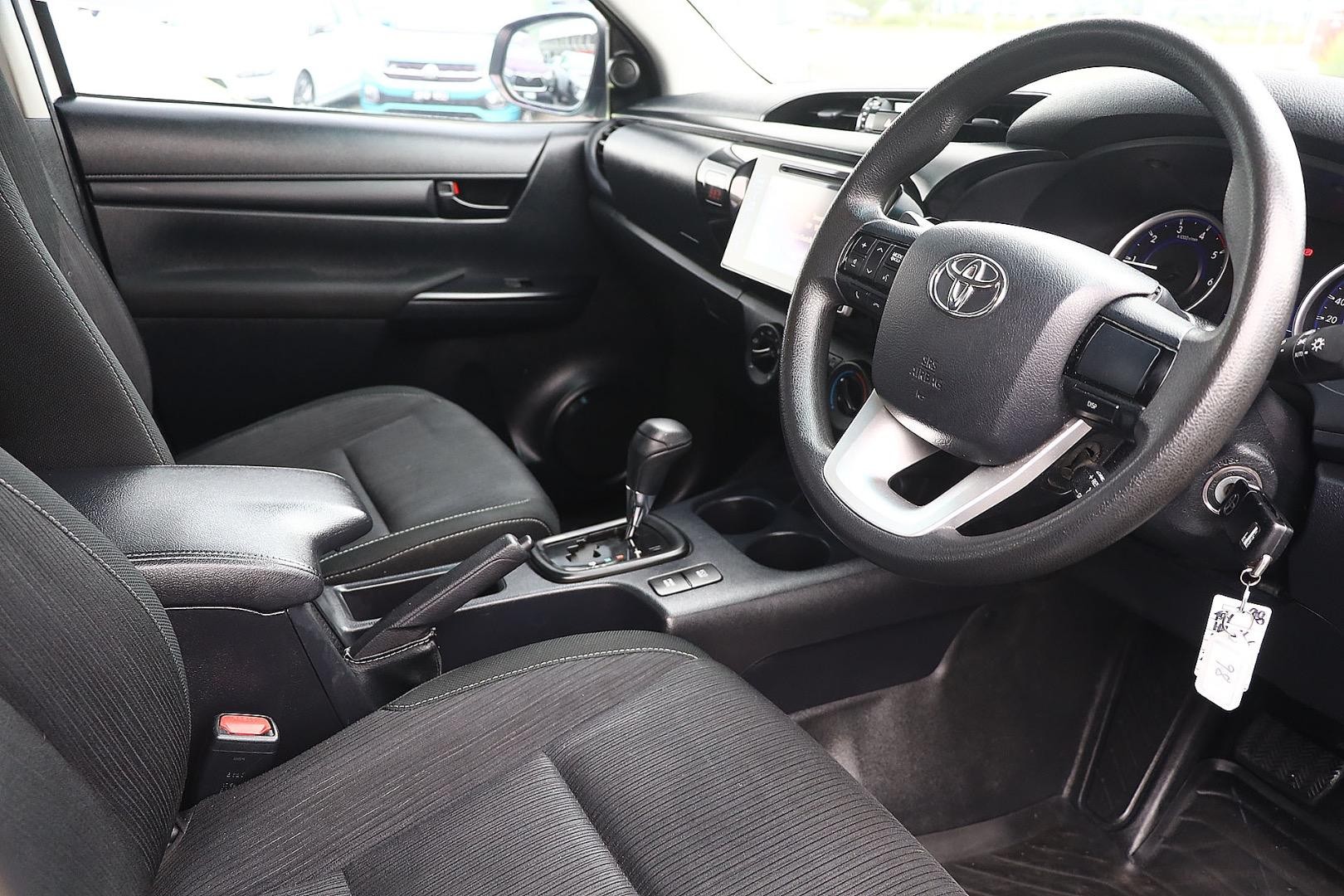 Toyota Hilux image 2