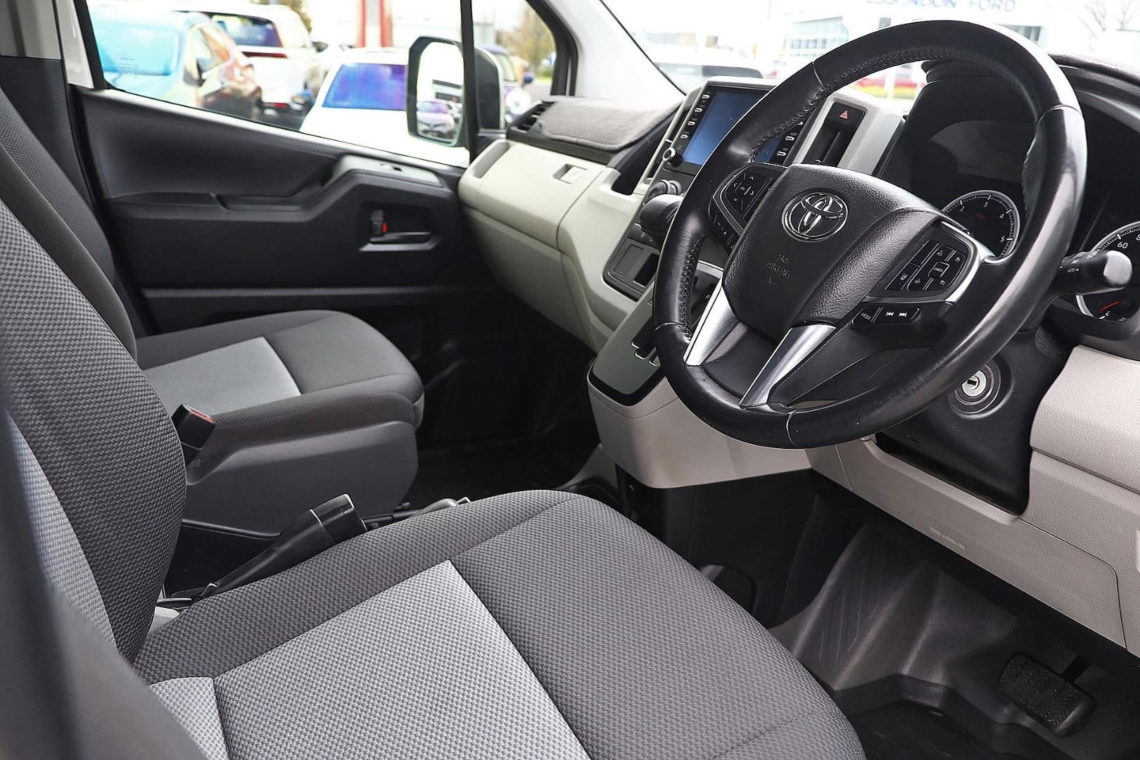 Toyota Hiace image 4
