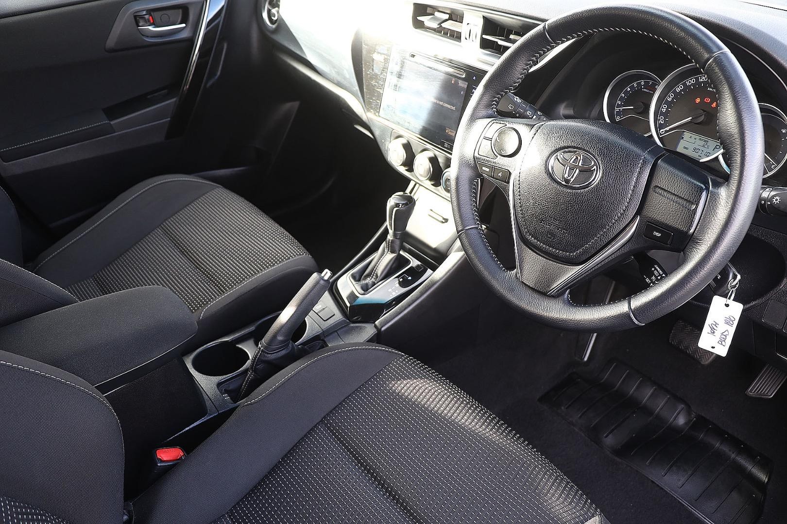 Toyota Corolla image 2