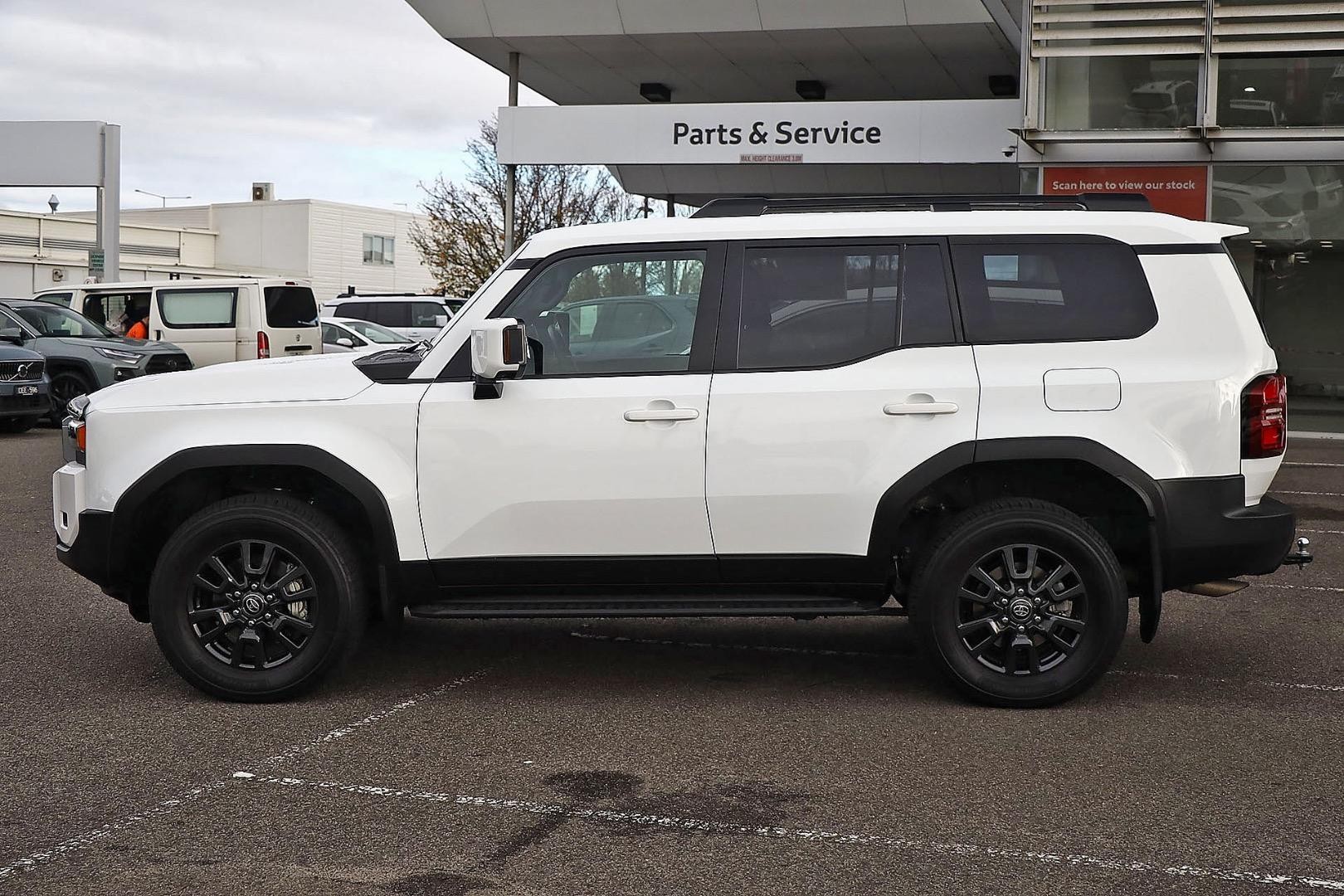Toyota Landcruiser Prado image 4