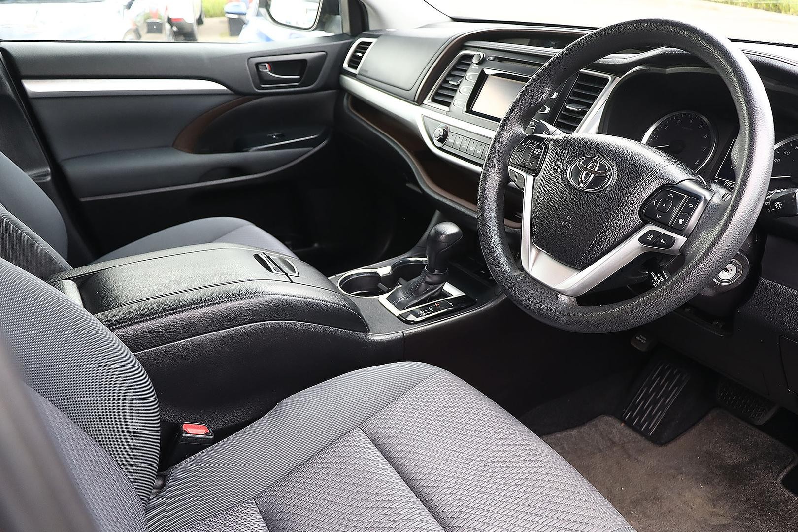 Toyota Kluger image 2