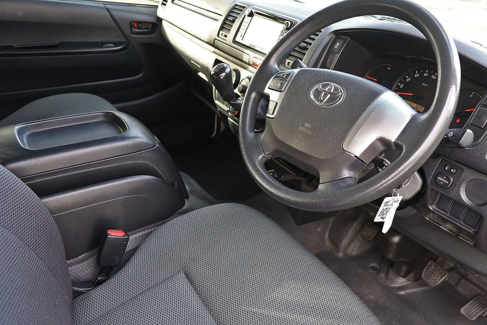 Toyota Hiace image 2