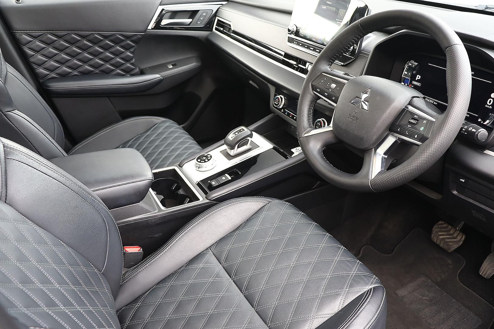 Mitsubishi Outlander image 2