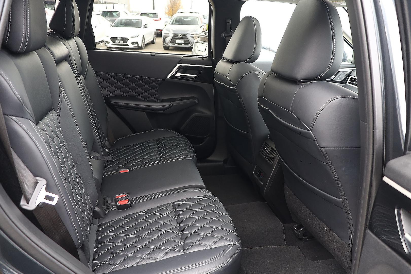 Mitsubishi Outlander image 3