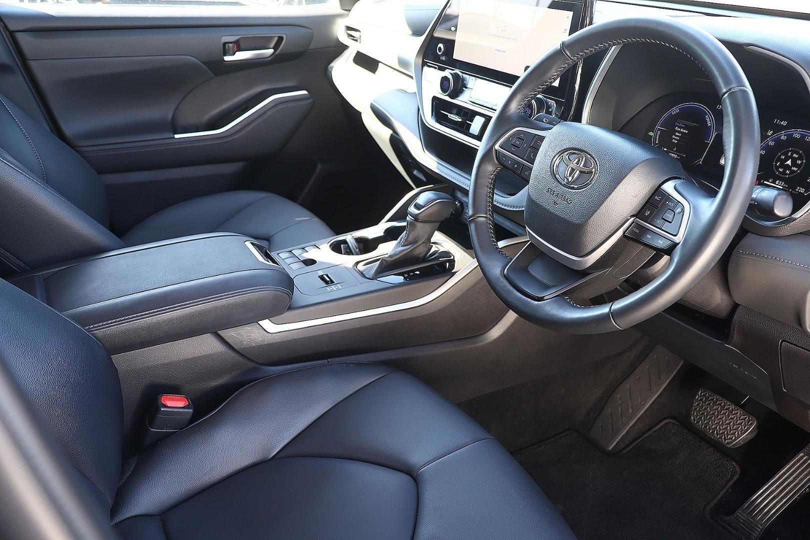 Toyota Kluger image 3