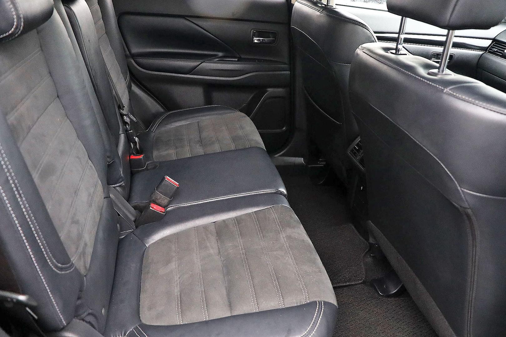 Mitsubishi Outlander image 2