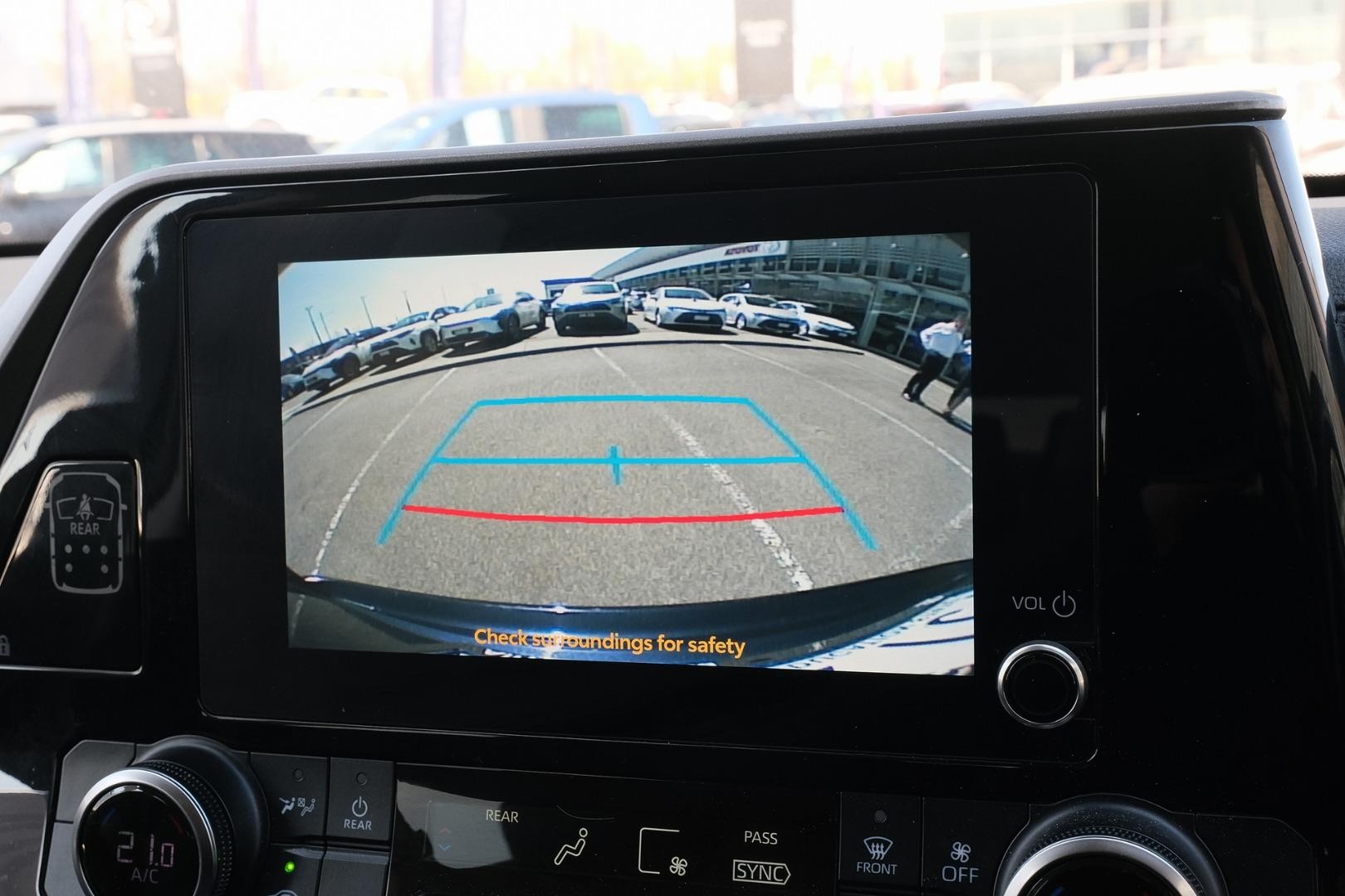 Toyota Kluger image 3