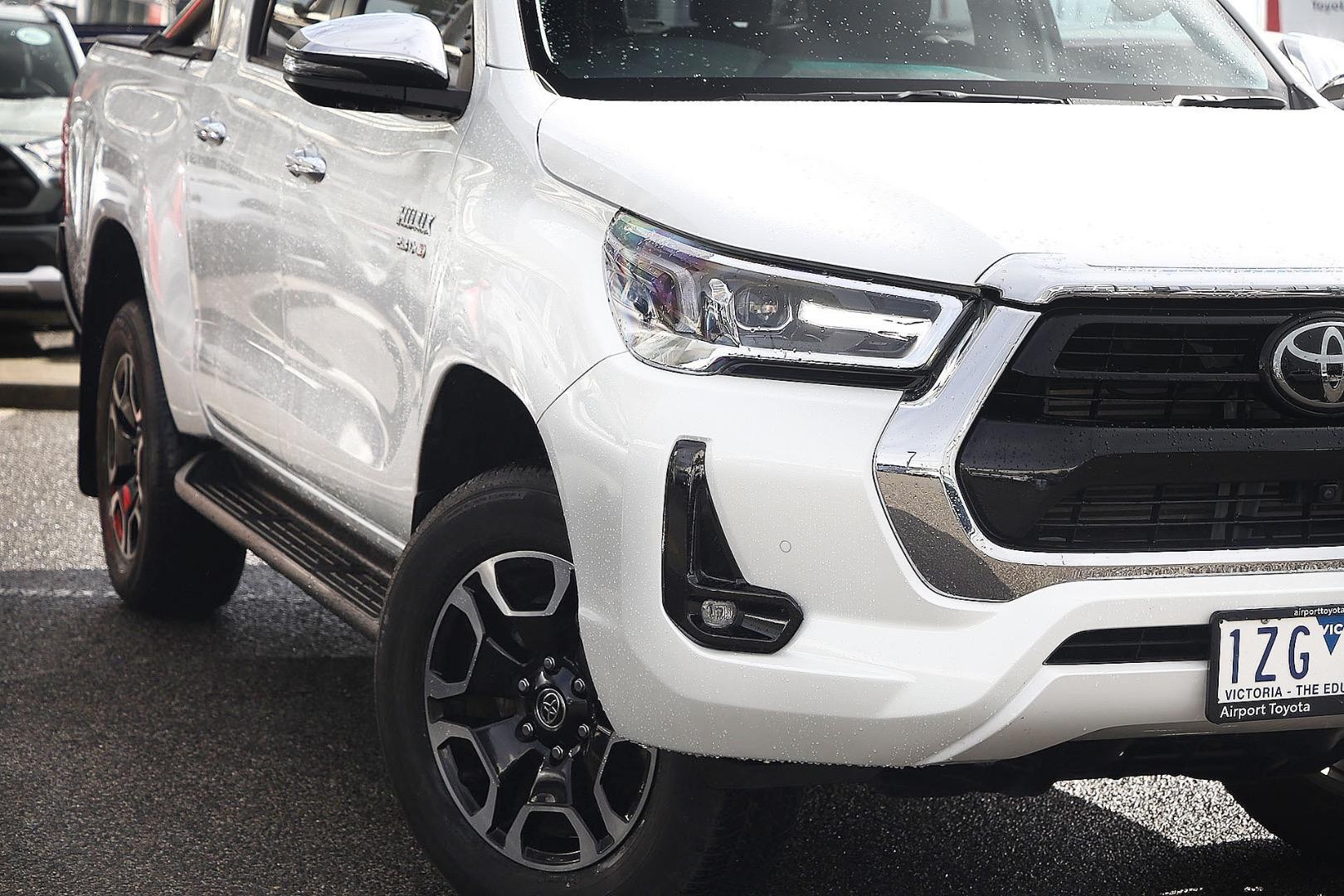 Toyota Hilux image 2