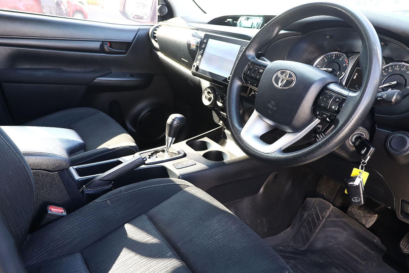 Toyota Hilux image 2