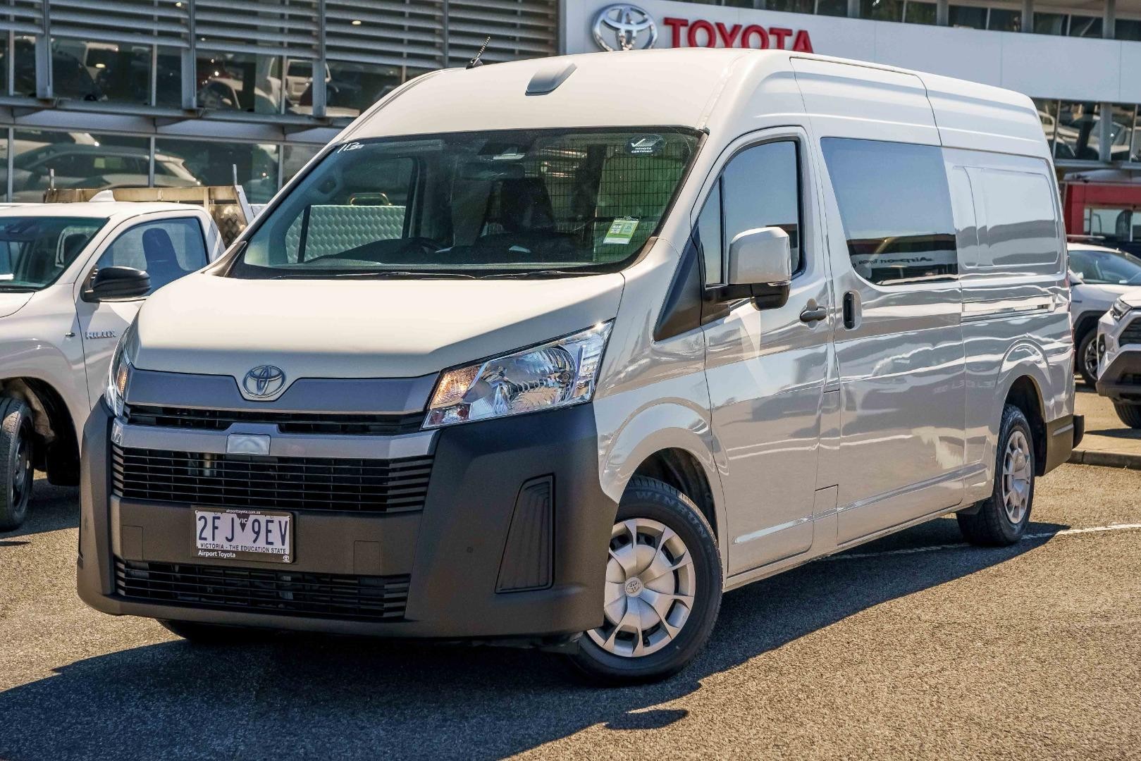 Toyota Hiace image 2