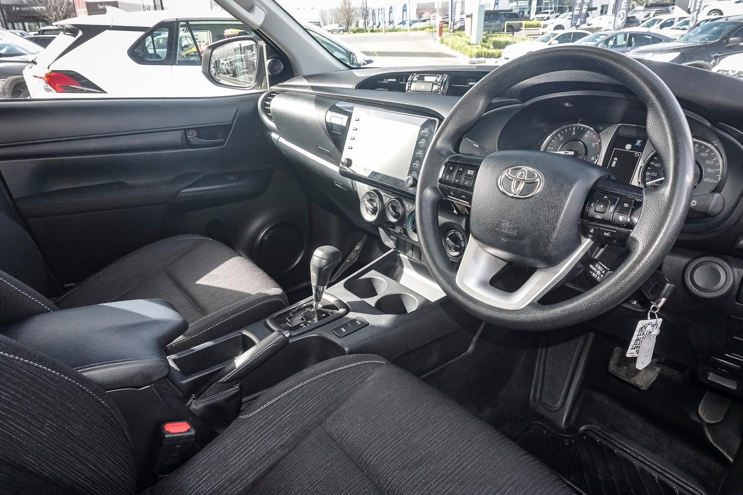 Toyota Hilux image 2
