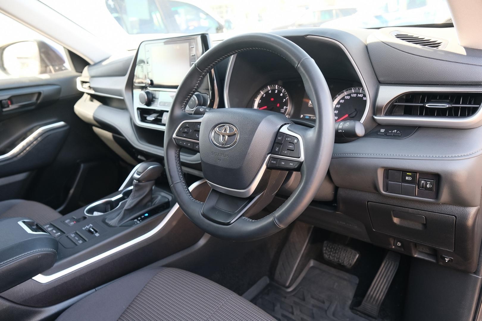 Toyota Kluger image 2