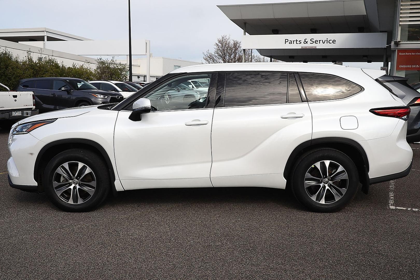 Toyota Kluger image 4
