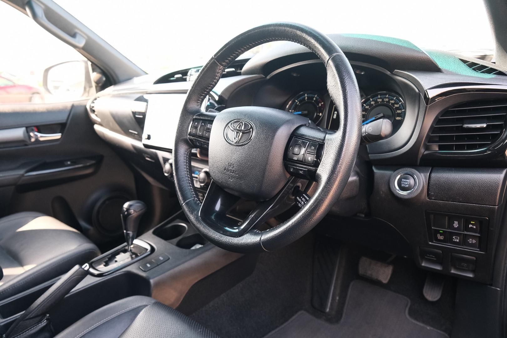 Toyota Hilux image 2
