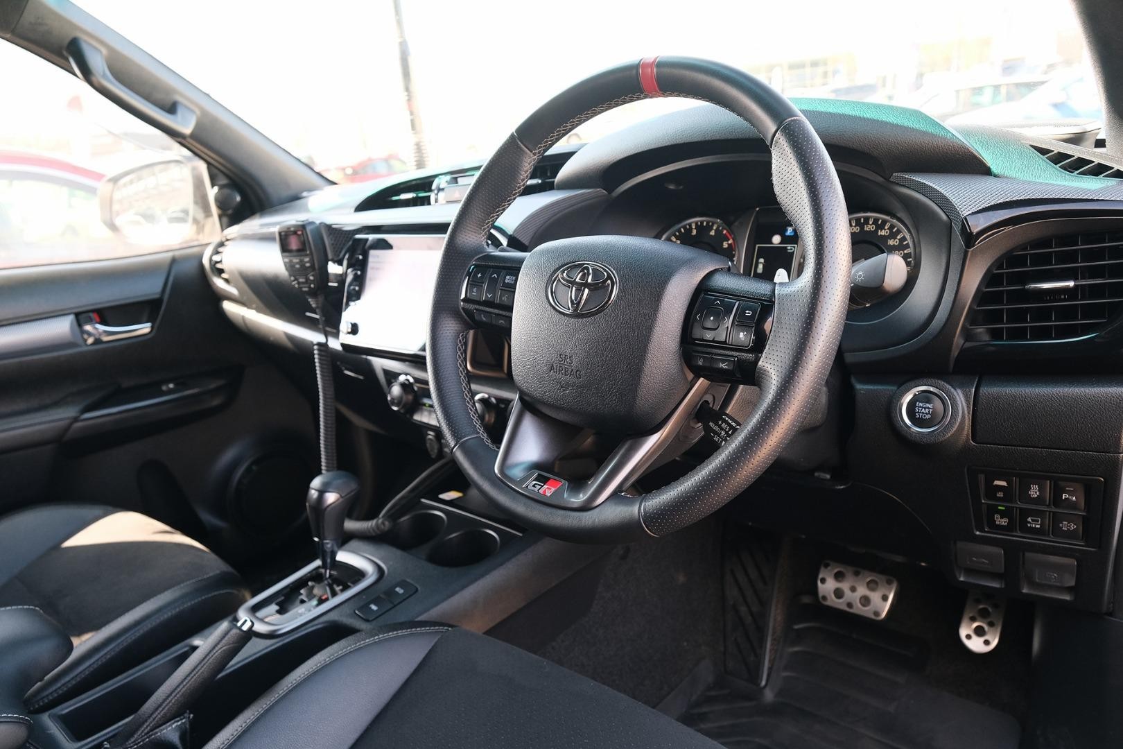 Toyota Hilux image 2