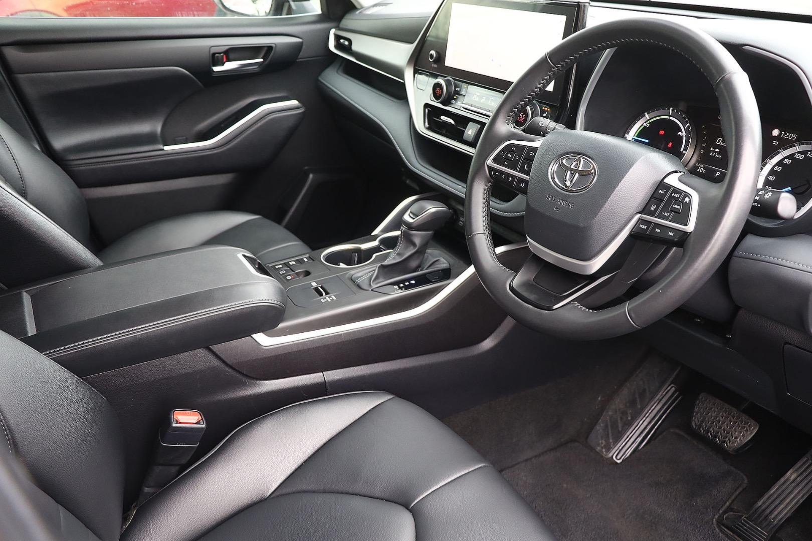 Toyota Kluger image 2
