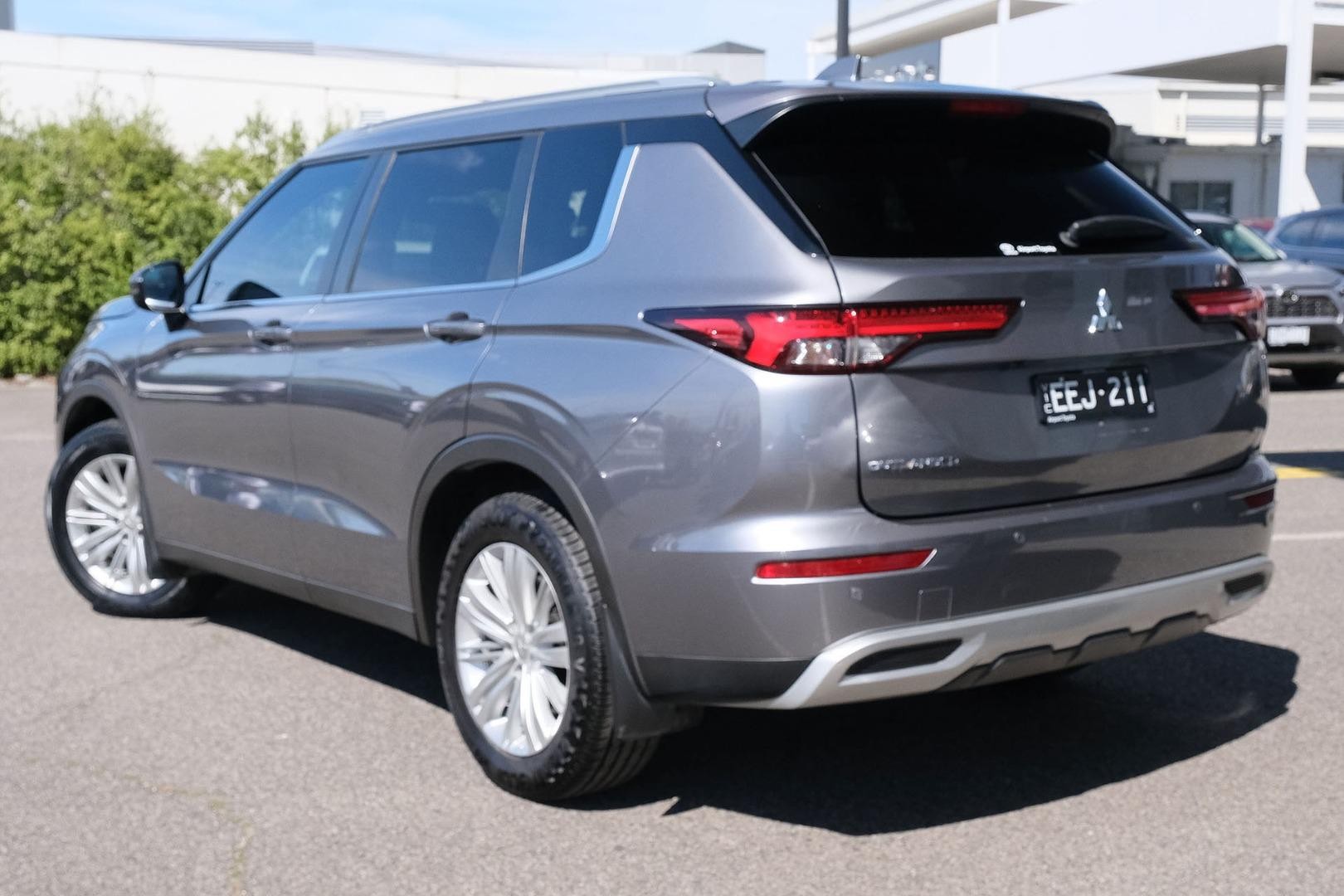Mitsubishi Outlander image 4
