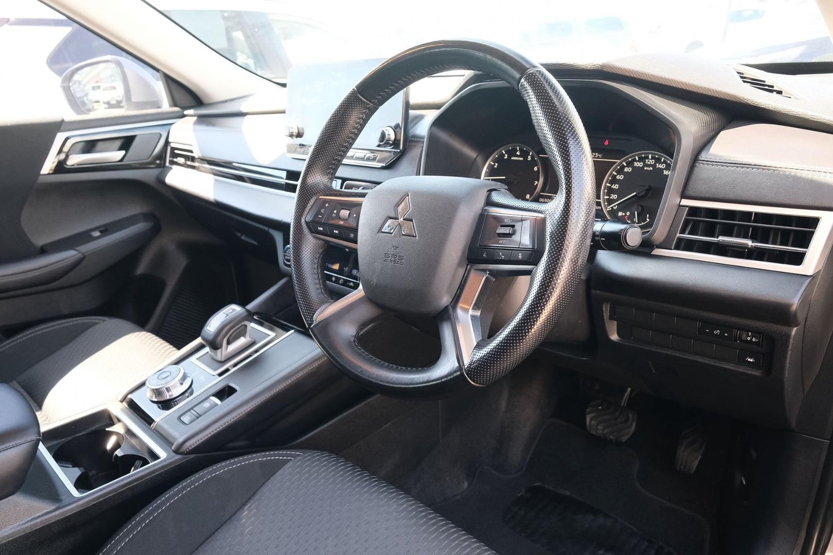 Mitsubishi Outlander image 3