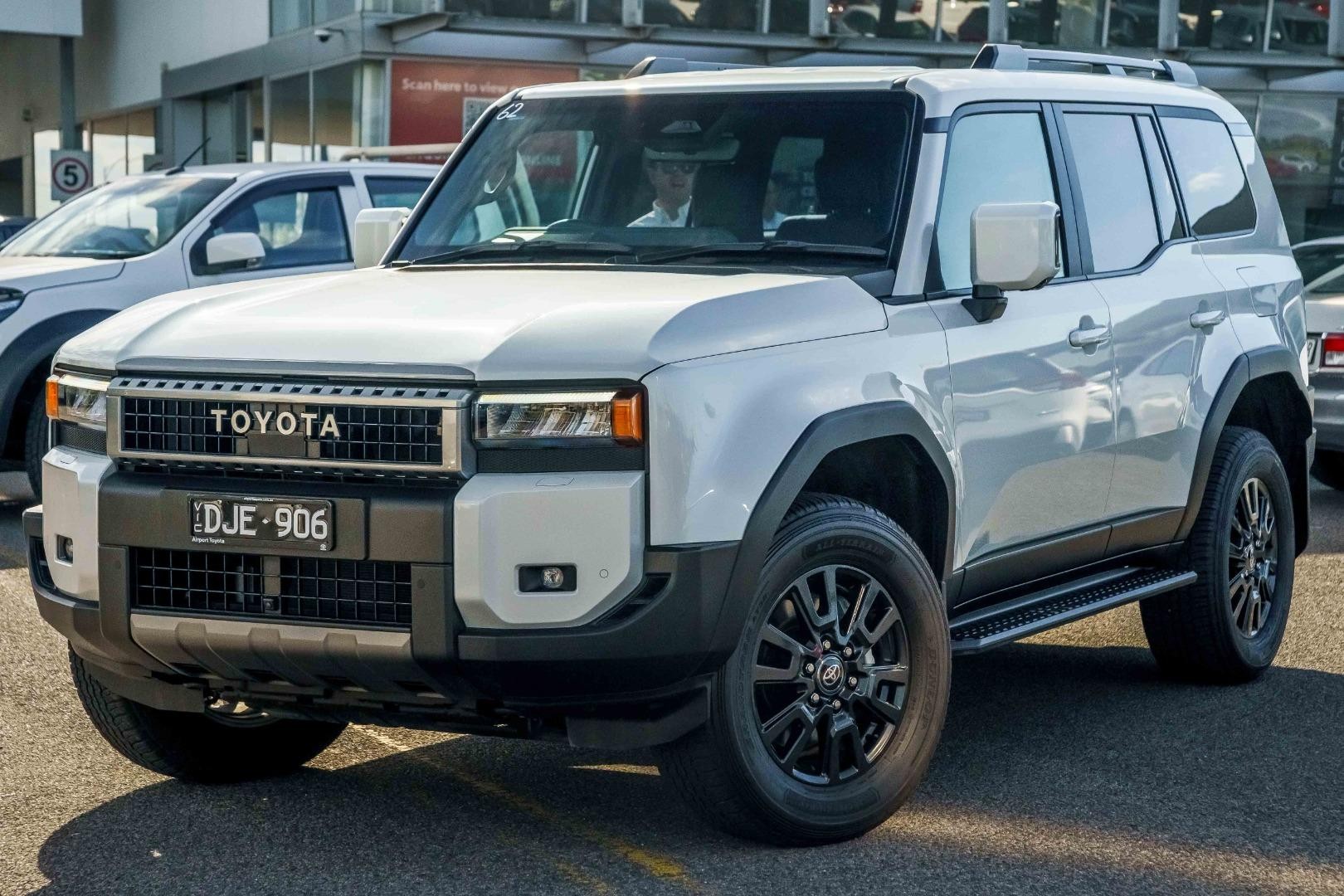 Toyota Landcruiser Prado image 2