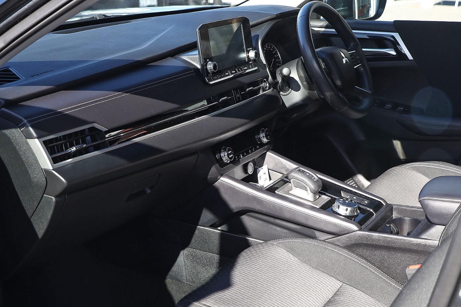 Mitsubishi Outlander image 2
