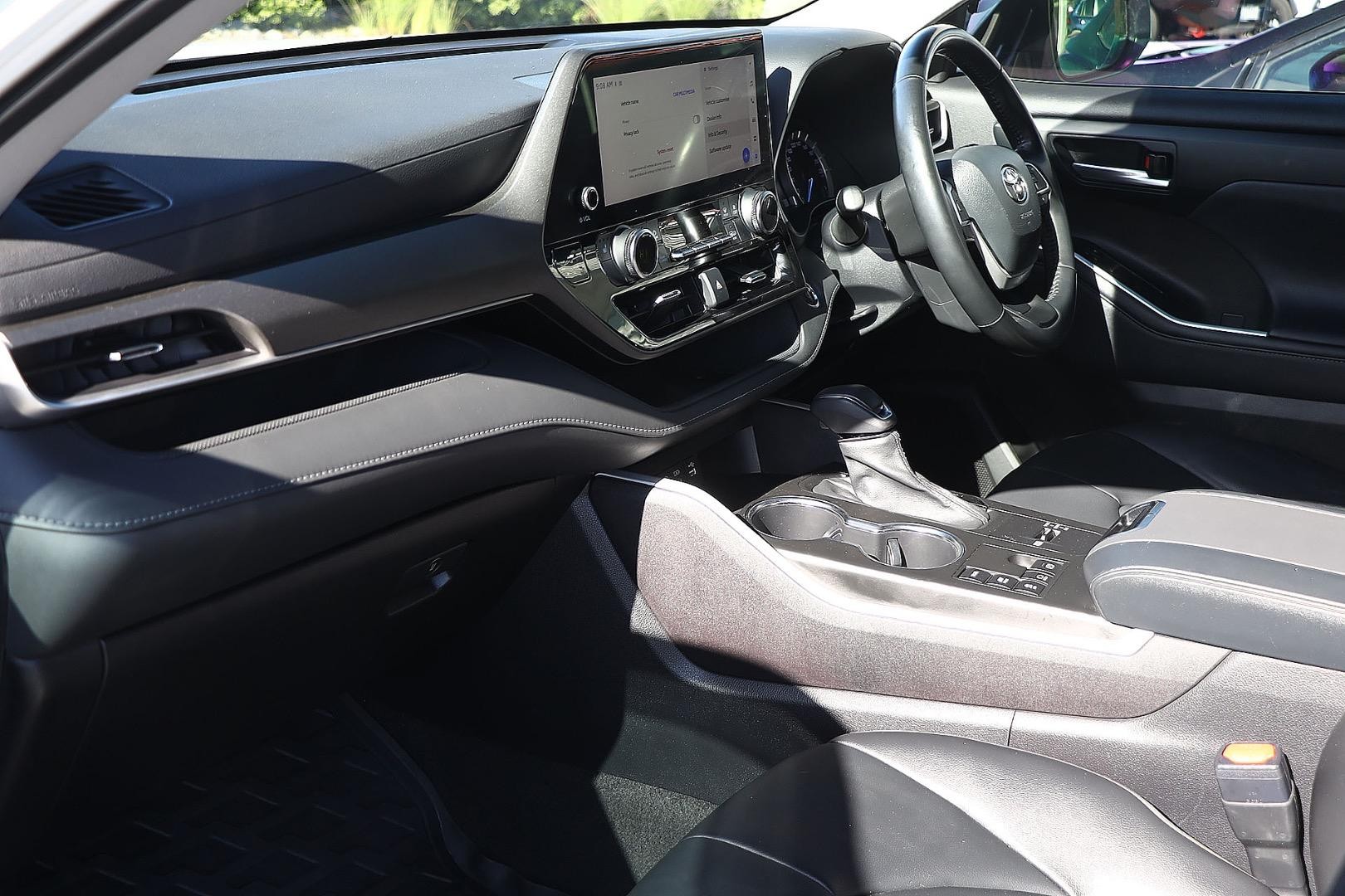 Toyota Kluger image 2