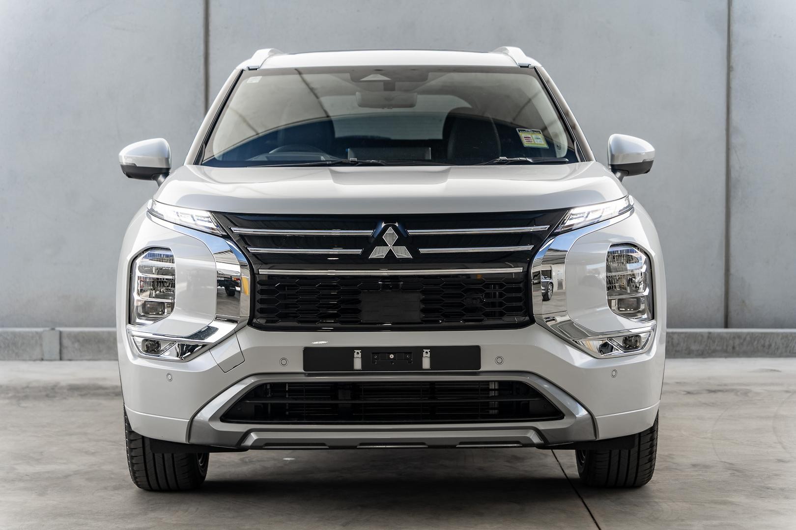 Mitsubishi Outlander image 2