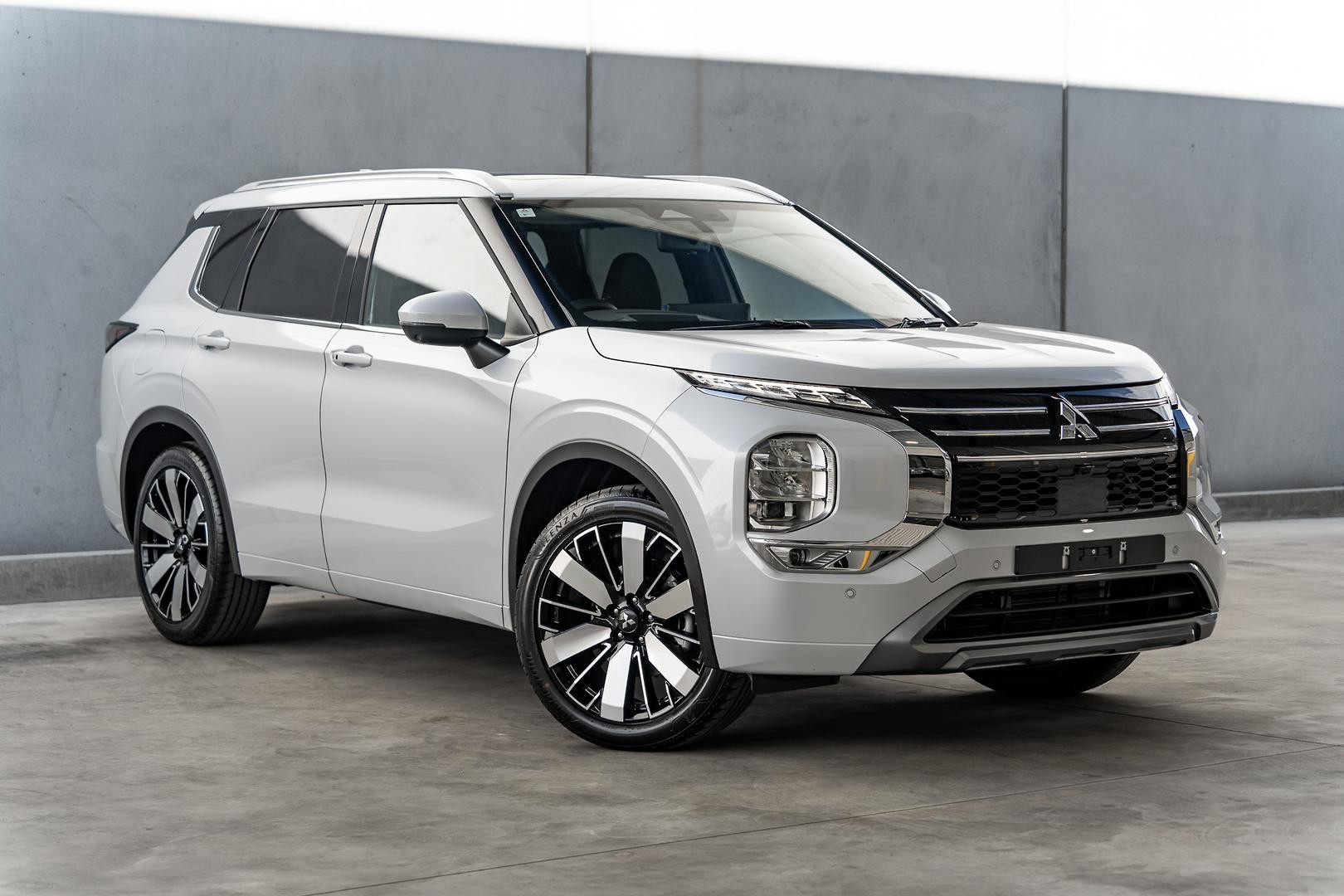 Mitsubishi Outlander image 1