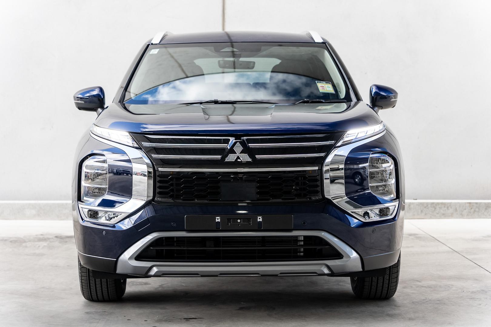 Mitsubishi Outlander image 2