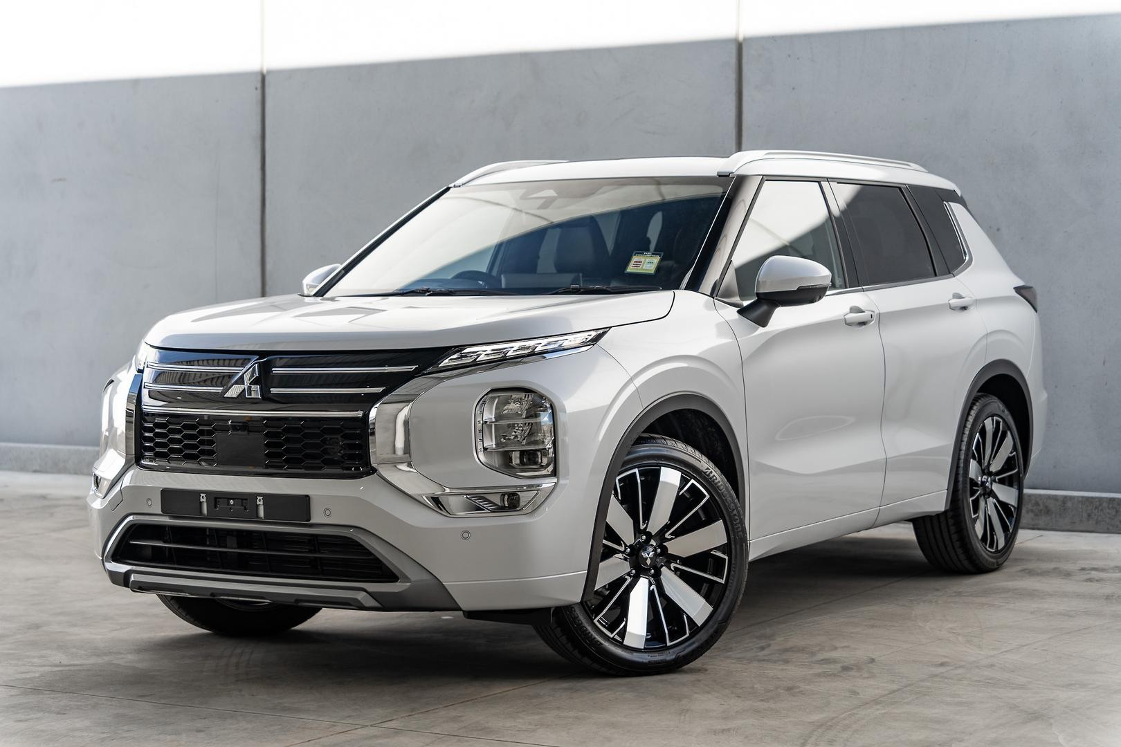 Mitsubishi Outlander image 3