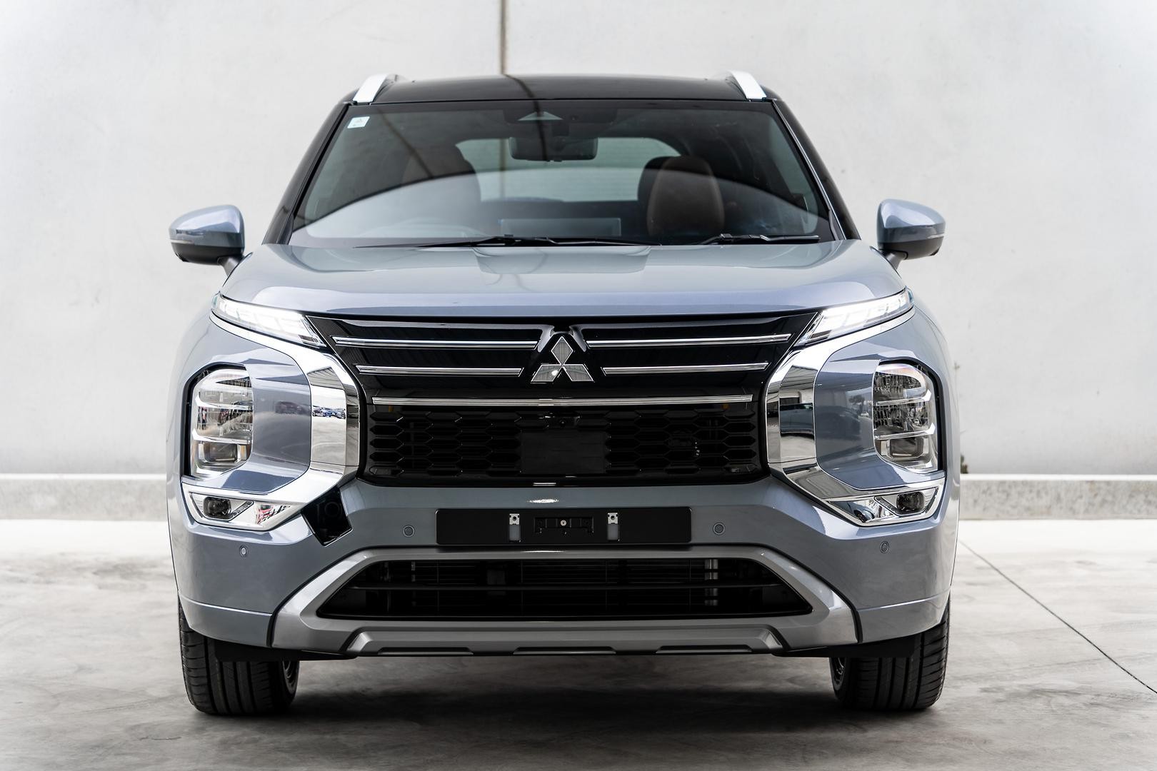 Mitsubishi Outlander image 2