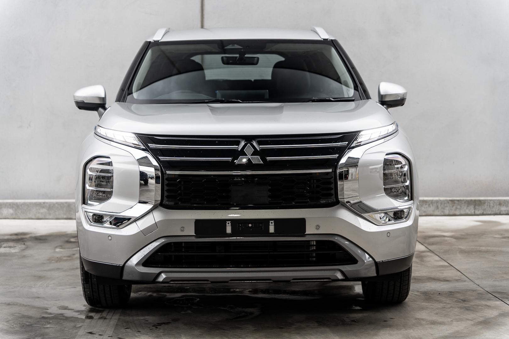 Mitsubishi Outlander image 2