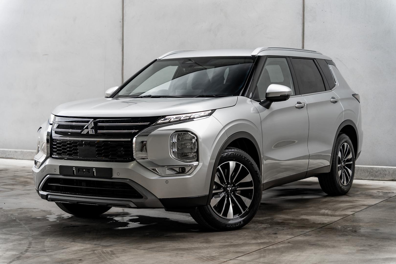 Mitsubishi Outlander image 3