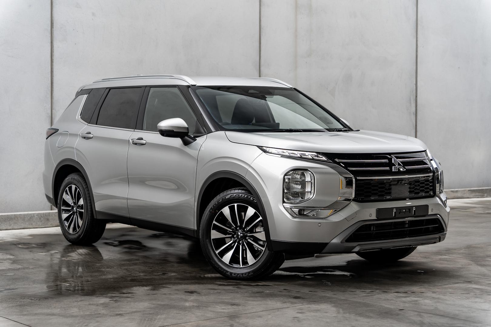 Mitsubishi Outlander image 1