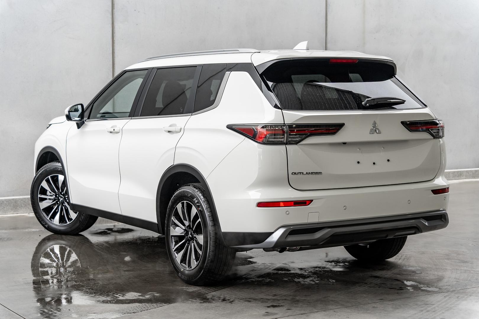 Mitsubishi Outlander image 4