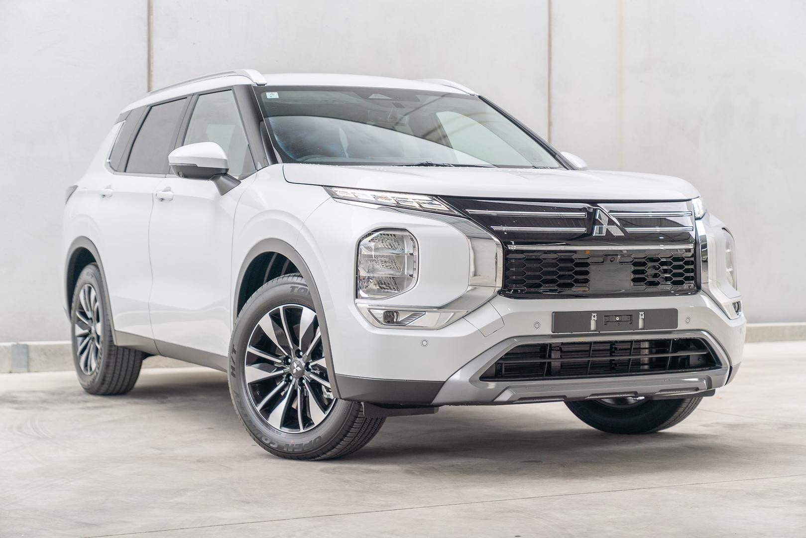 Mitsubishi Outlander image 1