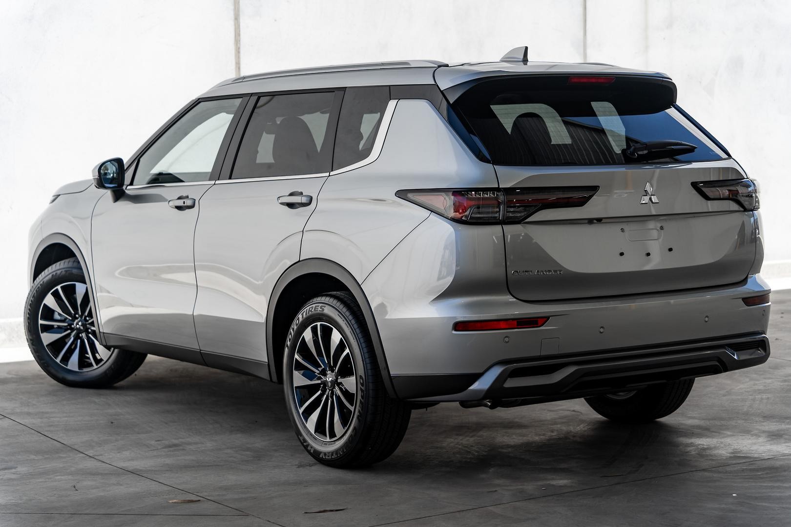 Mitsubishi Outlander image 4