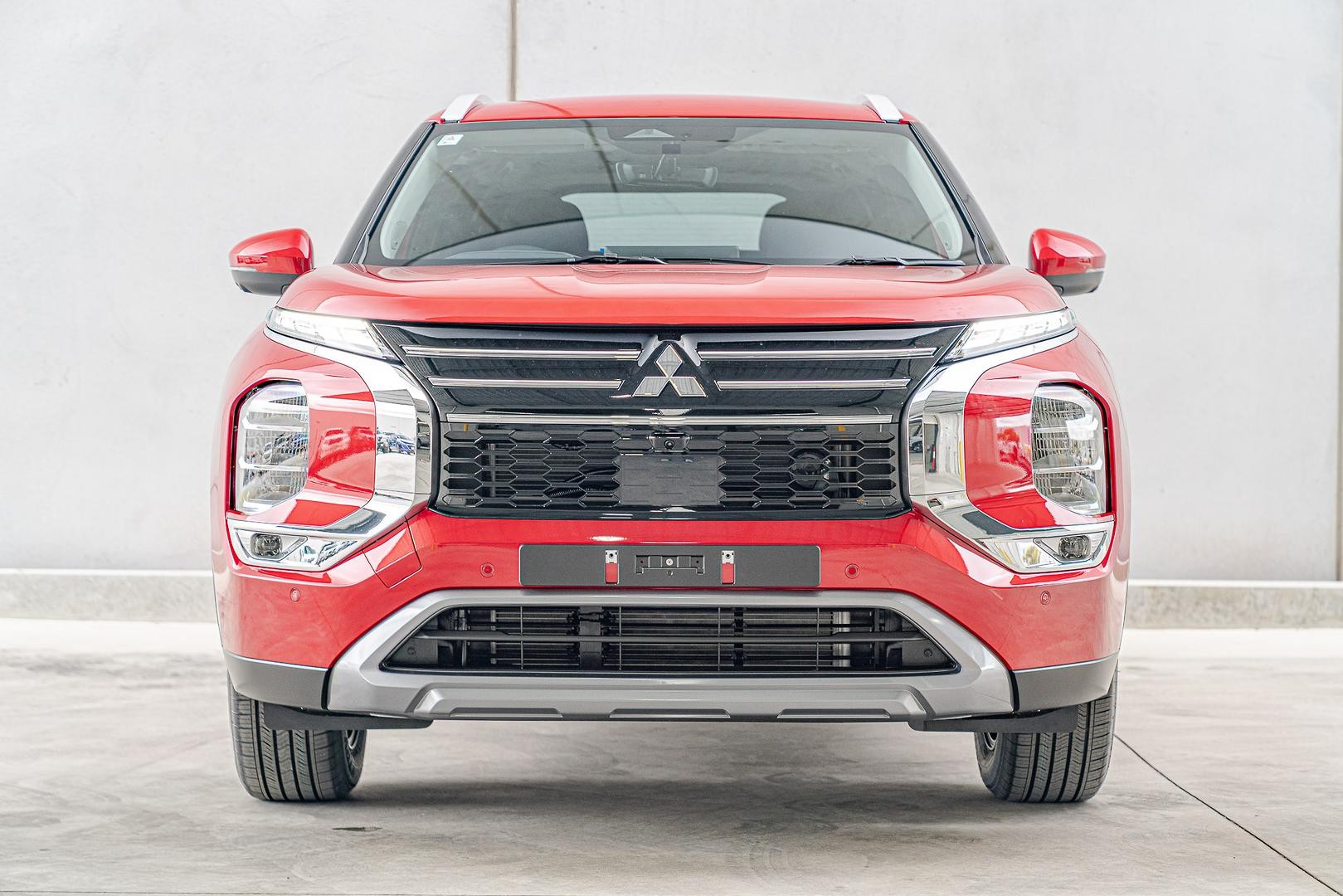 Mitsubishi Outlander image 2