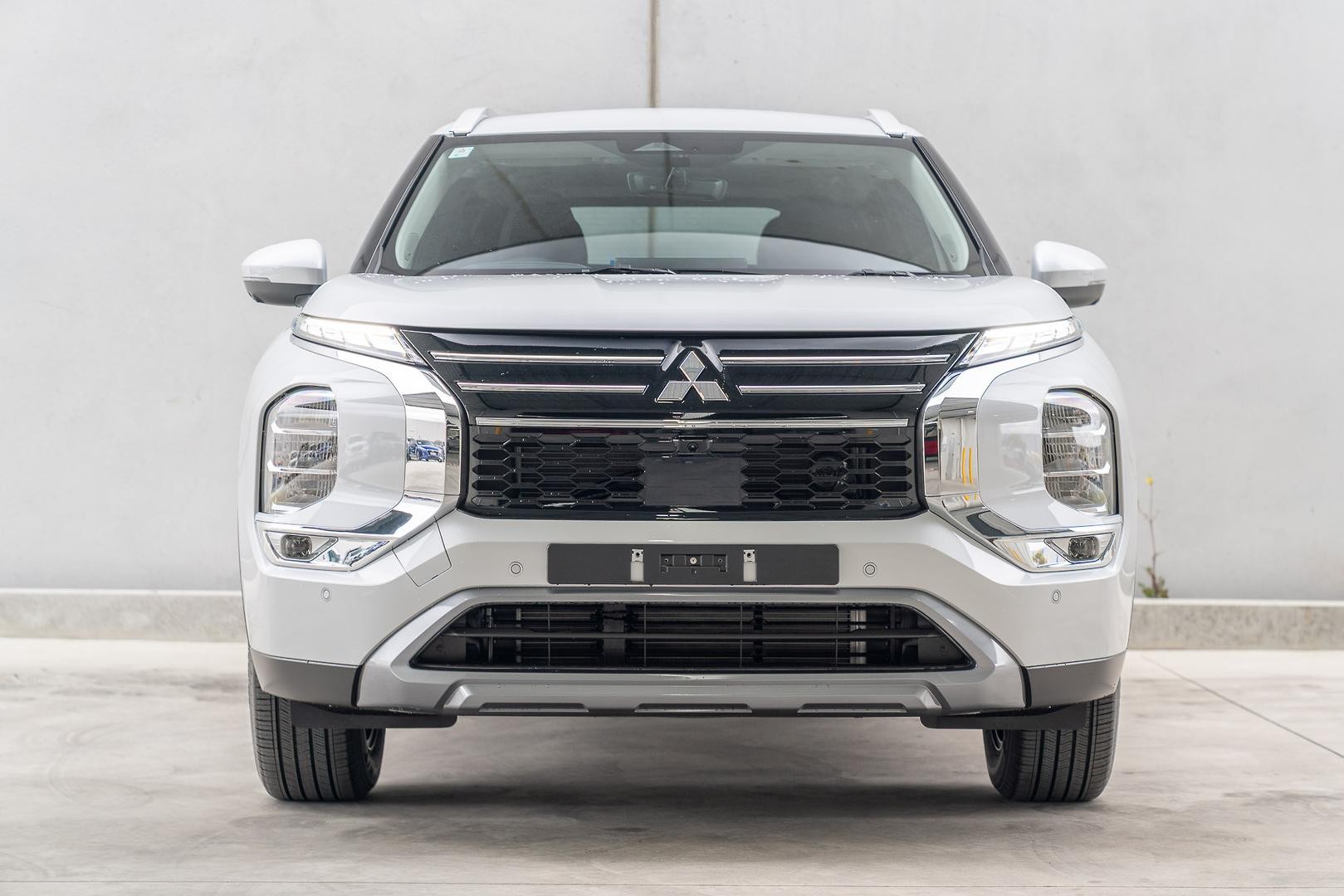 Mitsubishi Outlander image 2