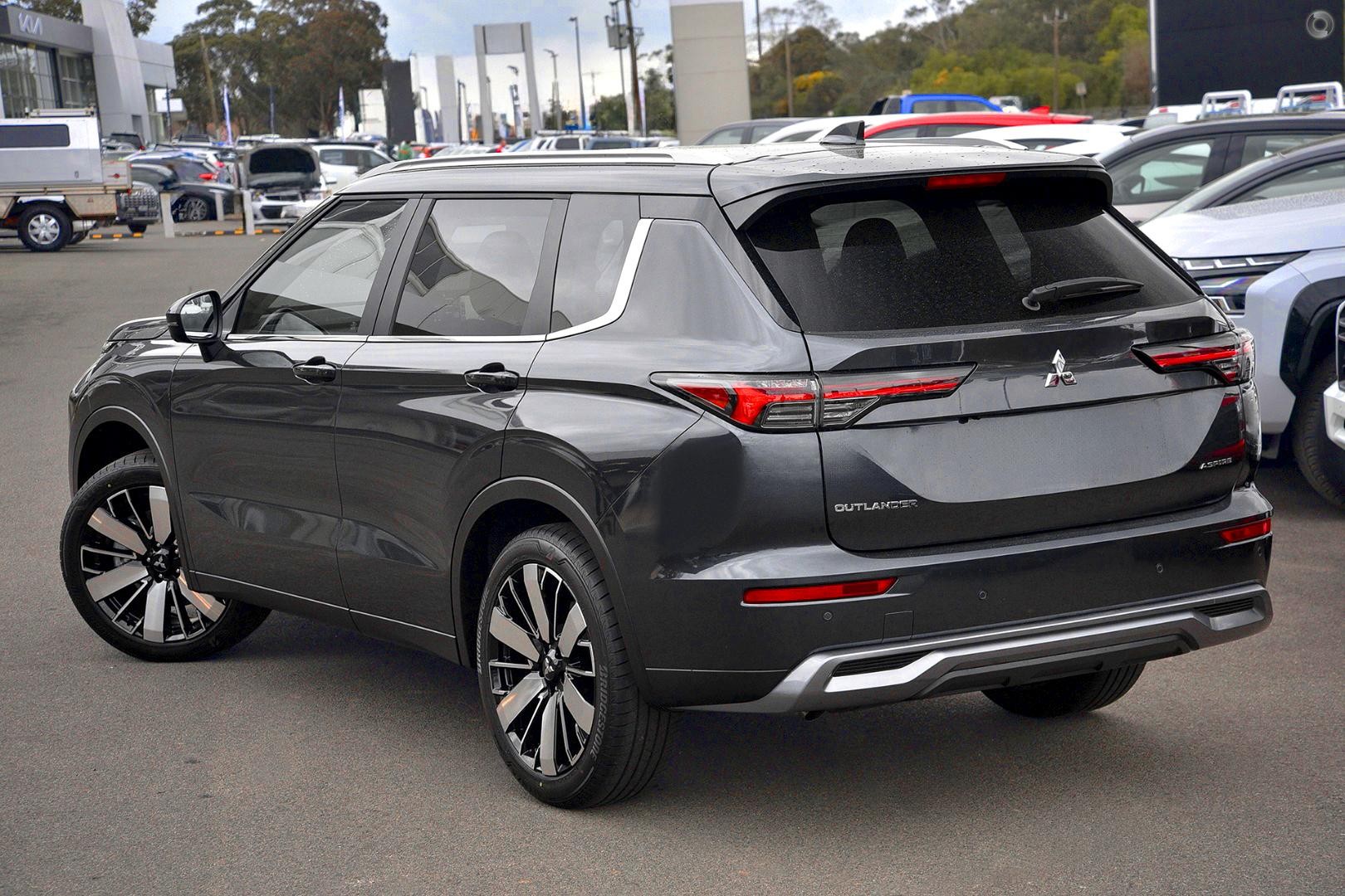 Mitsubishi Outlander image 4