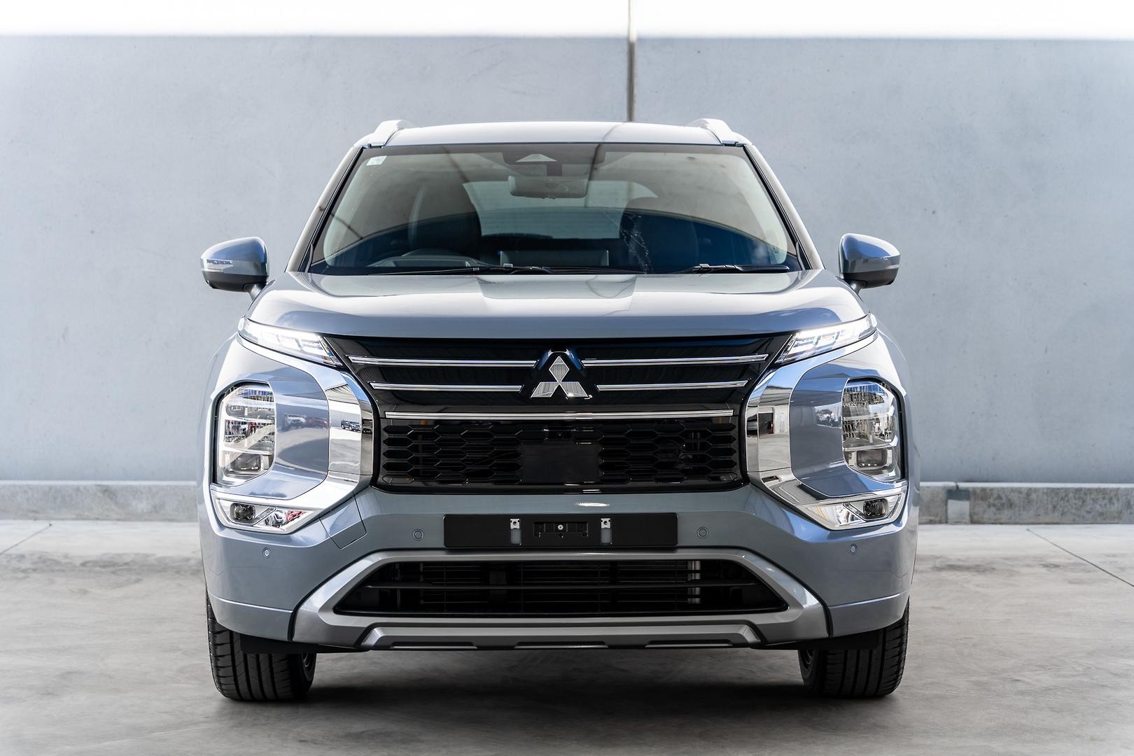 Mitsubishi Outlander image 2