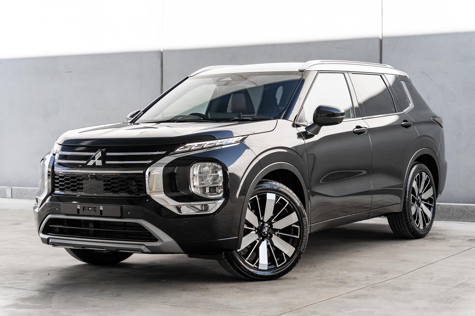 Mitsubishi Outlander image 3