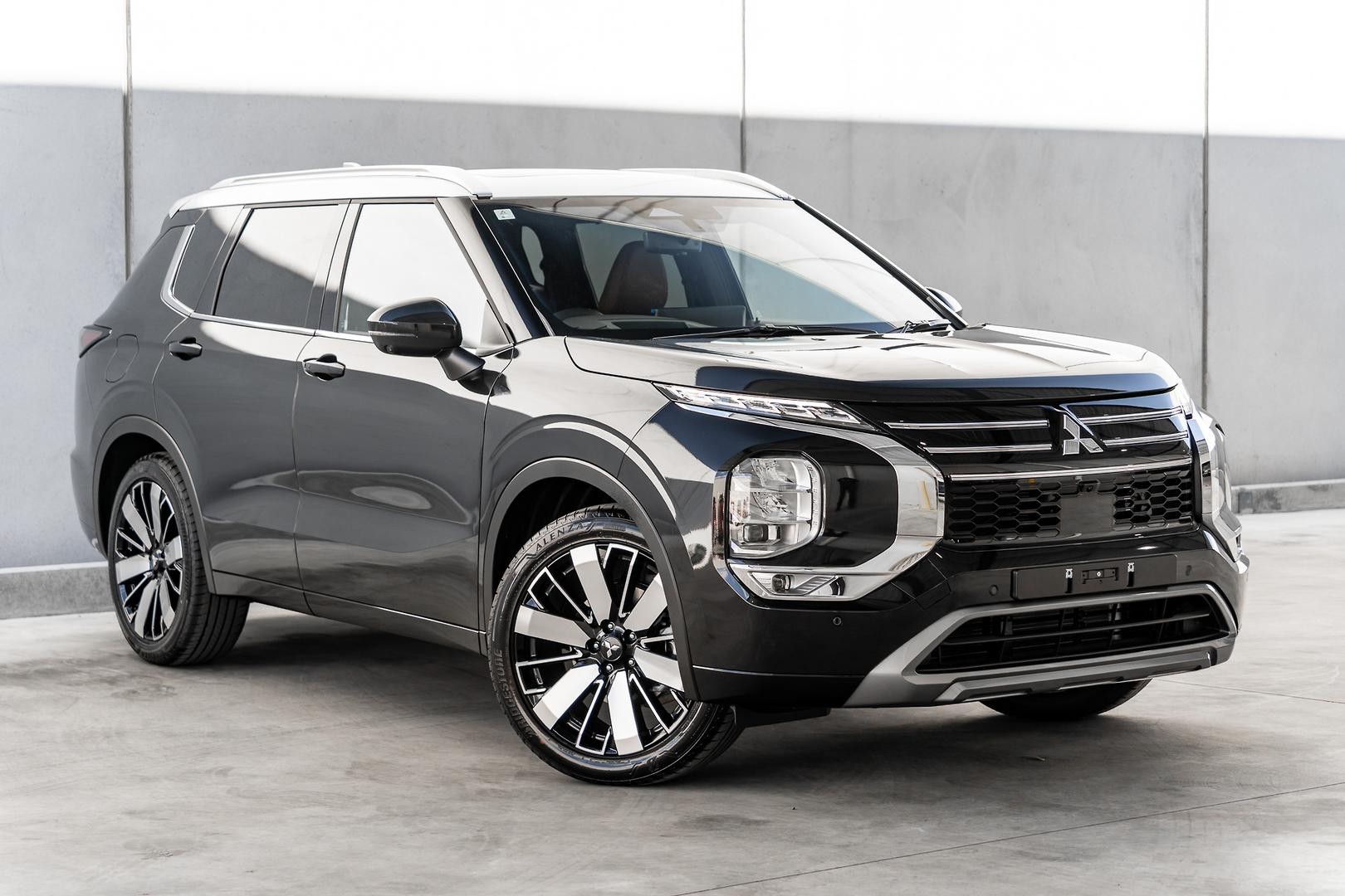 Mitsubishi Outlander image 1