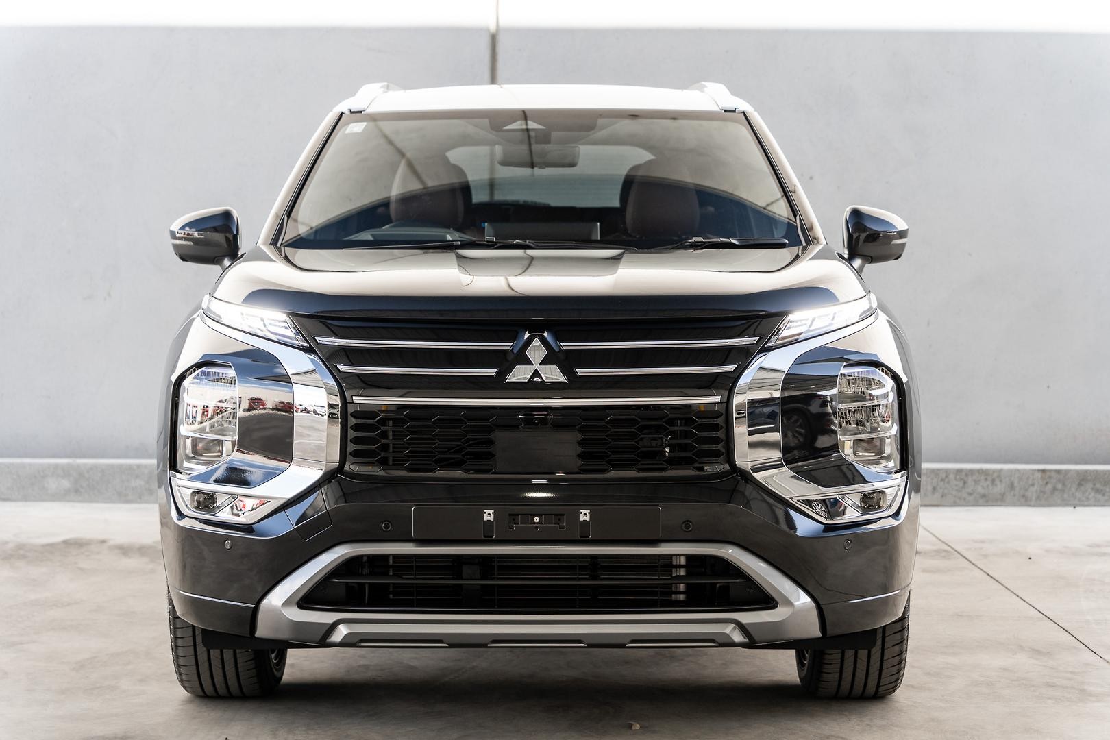 Mitsubishi Outlander image 2