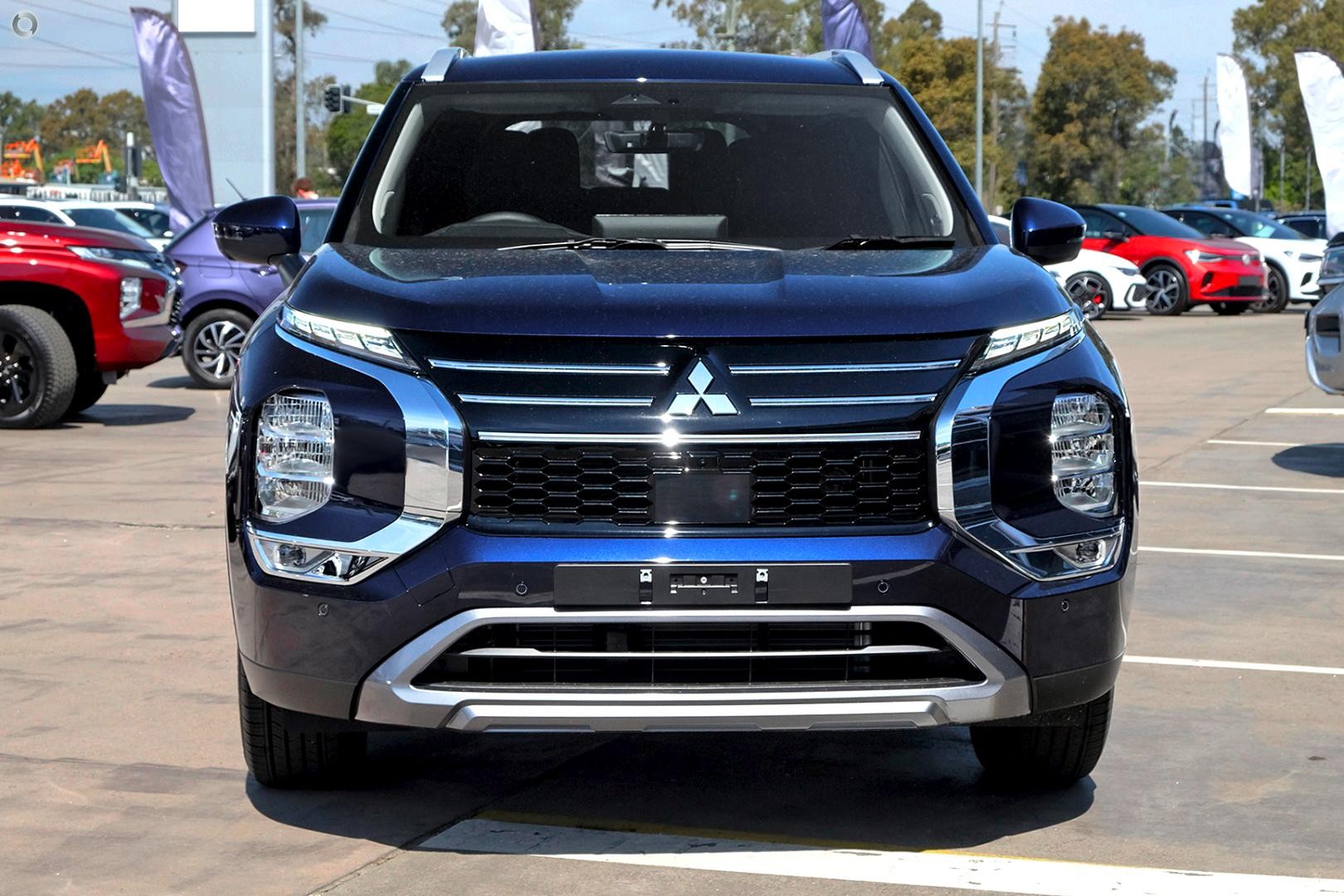 Mitsubishi Outlander image 2