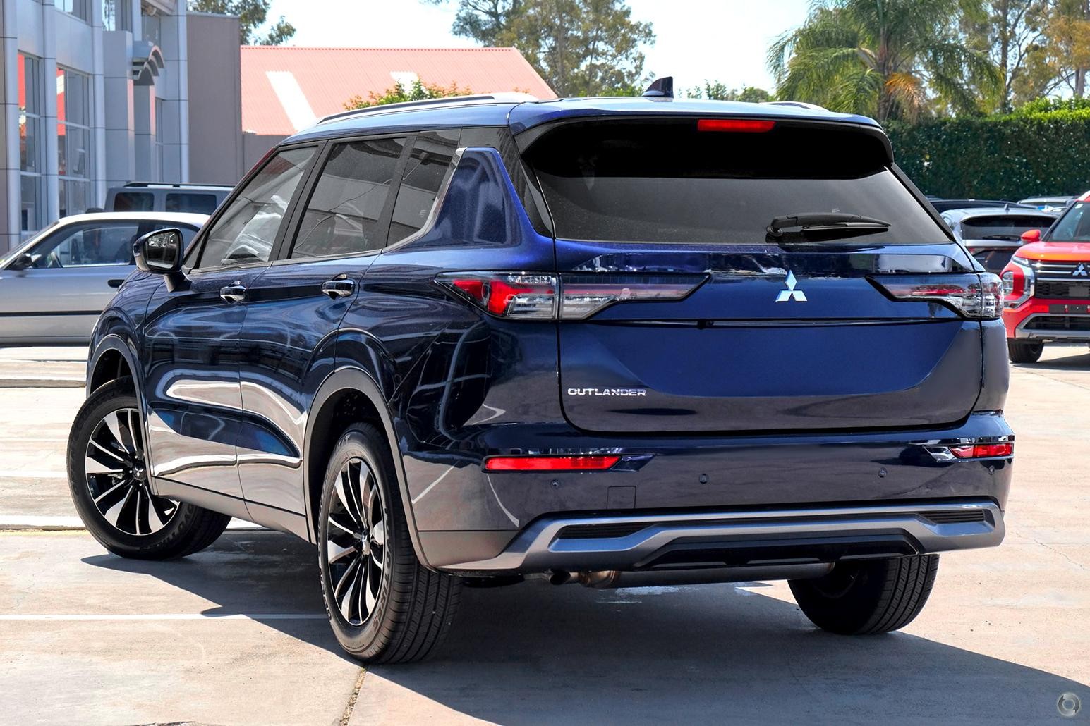 Mitsubishi Outlander image 4