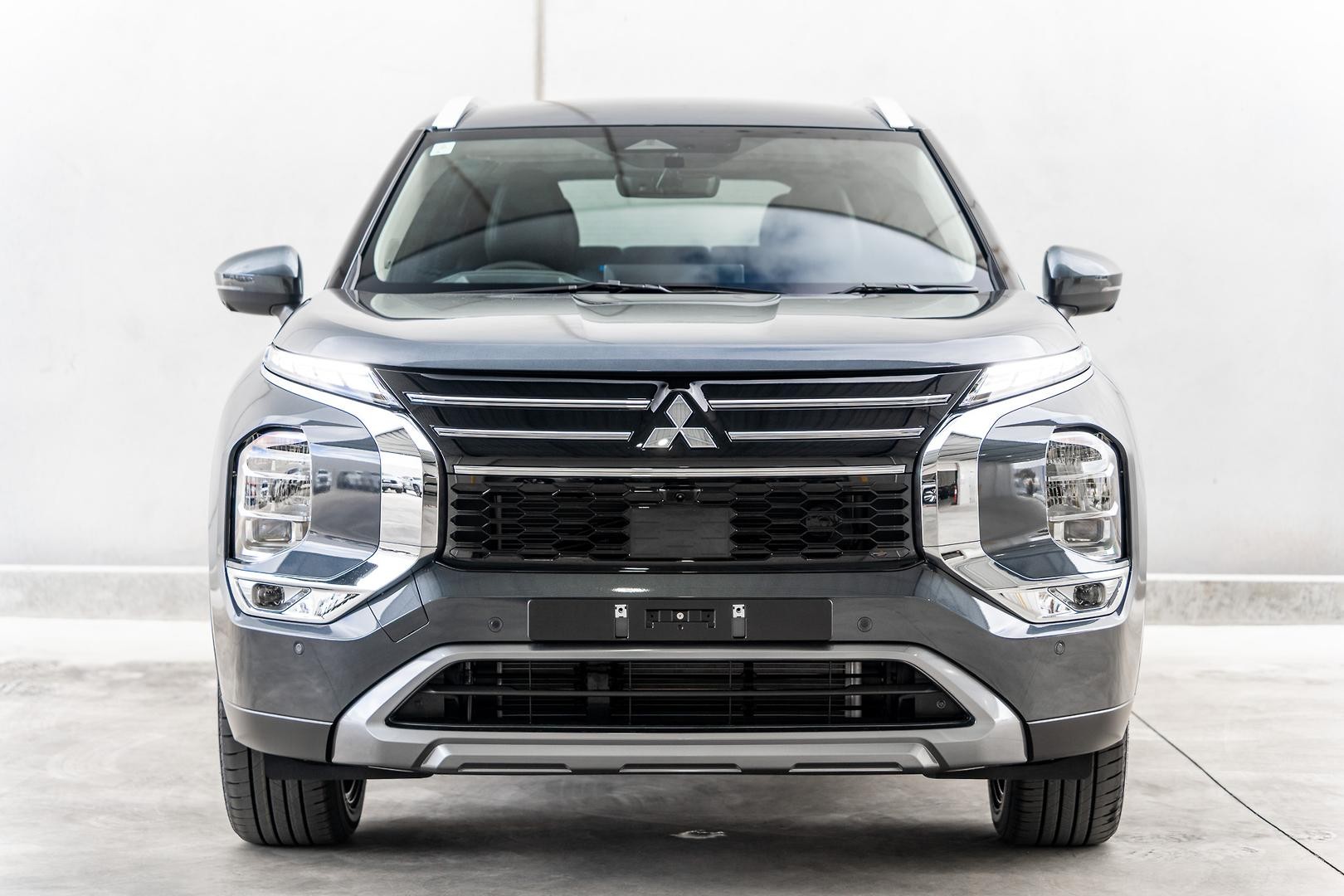 Mitsubishi Outlander image 2