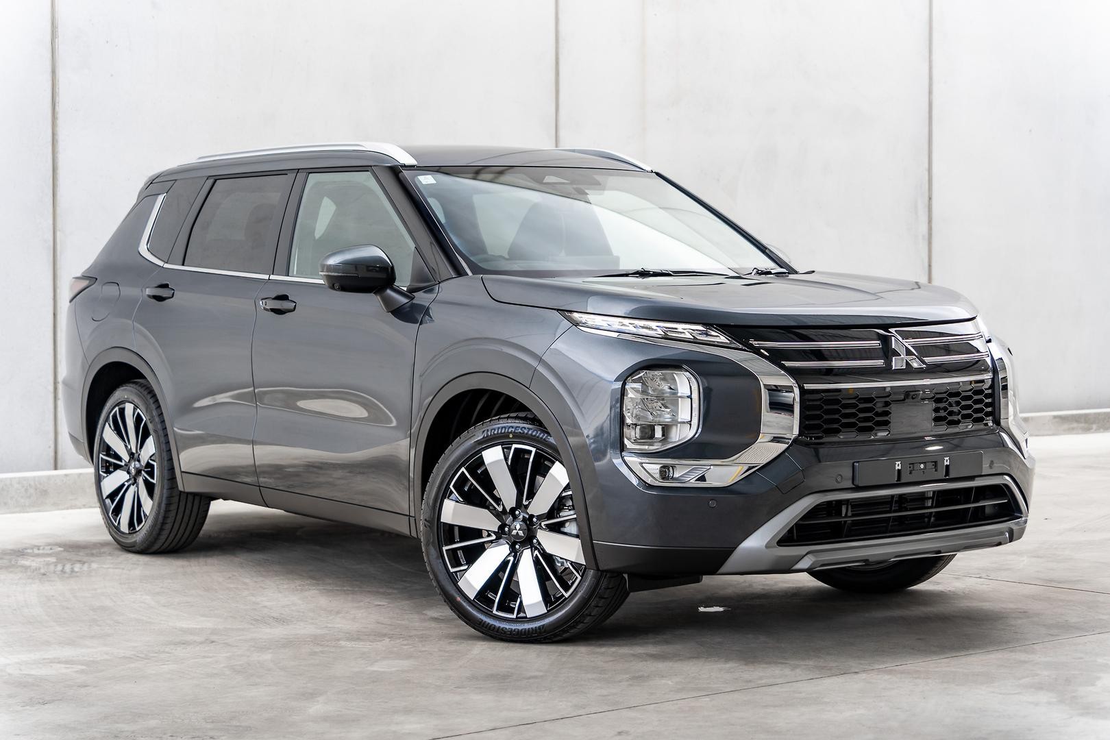 Mitsubishi Outlander image 1